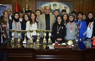 Madalya ve kupalarıyla Başkan Demirtaş’a gittiler