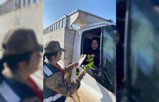 Mardin’de kadınlara çiçekli bilgilendirme