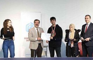 Masa tenisi turnuvasında madalyalar sahibini buldu