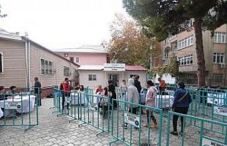 Merkezefendili öğrencilere banka kartları teslim...