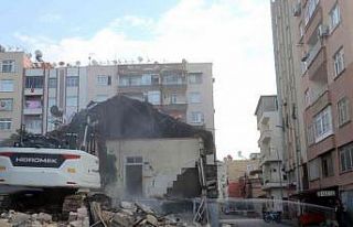 Mersin’de tehlike oluşturan 3 metruk bina yıkıldı
