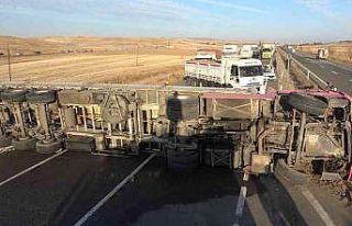 Metrelerce sürüklenen tır karşı şeride devrildi:...