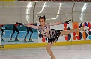 Minik buz pateni sporcusu Doğa, annesinin yolunda