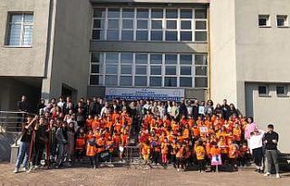 Minik eller fidanları toprakla buluşturdu