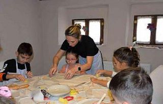 Minikler özenle kendi fotoğraf çerçevelerini yaptı