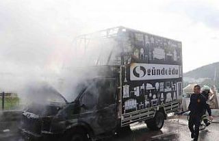 Mobilya yüklü kamyonet alevlere teslim oldu