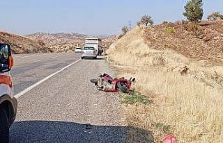 Motosiklet ile kamyonet çarpıştı 2 kişi ağır...