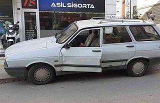 Motosiklet ile otomobilin açılan kapısına çarptı:...