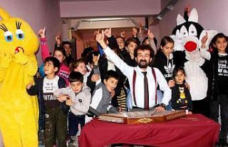 Müdür yardımcısından santur dinletisi