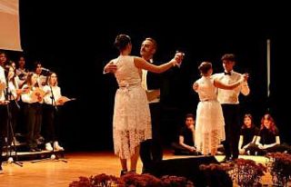 Muğla’da vals ve zeybek gösterisi öğrenciler...