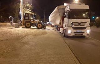 Nar yüklü tır devrilme tehlikesi yaşadı