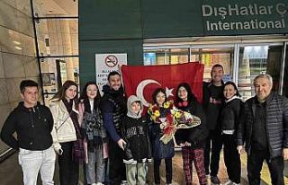 Nazlı Efe çiçeklerle karşılandı