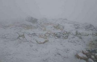 Nemrut Dağı’nda kar yağışı başladı