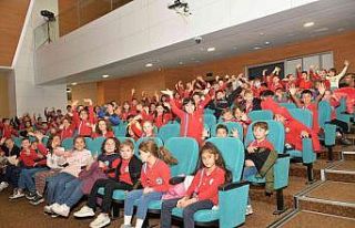 Ödüllü çocuk oyunu “Kostüm Odası” seyircisiyle...