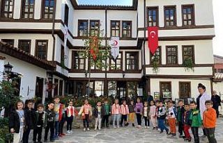 Öğrenci ve öğretmenlerden bağış