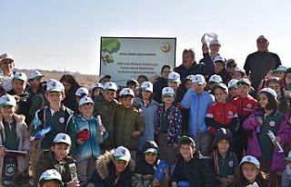 Öğrenciler ve velileri fidan dikti