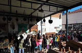 Öğrencileri geçmişte yolculuğa çıkardı