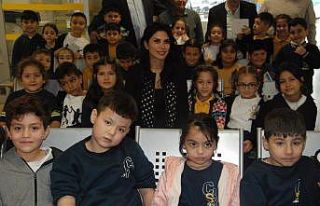Öğrencileri sarılarak kutladı... Gülçin Öğretmen,...