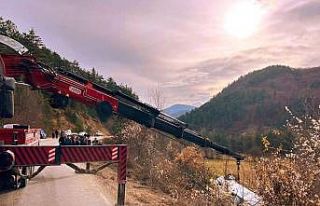 Öğrencileri taşıyan minibüs şarampole devrildi
