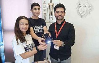 Öğrencilerin geliştirdiği bu ayakkabı; telefon...