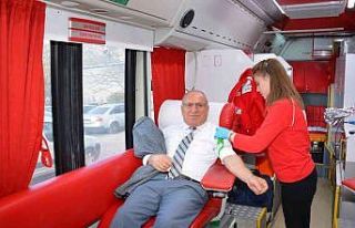 Öğretmenler hasta çocuklar için kan bağışında...