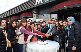 Öğretmenlere sürpriz kutlama