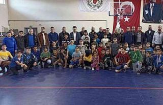 Öğretmenleri için mindere çıktılar