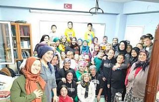 Okul sıralarına veliler oturdu