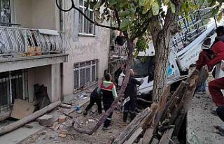 Önce otomobile ardından bahçe duvarına çarptı