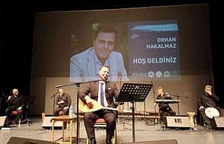 Orhan Hakalmaz türkülerini öğretmenler için söyledi
