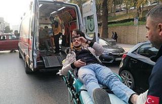 Otomobil ile çarpışan motosiklet savruldu: 2 yaralı