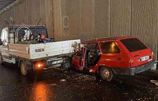 Otomobil kamyonete ok gibi saplandı: 2 yaralı