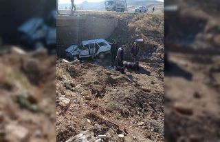 Otomobil köprüden düştü: 1 ölü, 2 yaralı