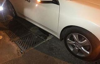 Otomobil mazgal çukuruna düştü