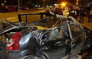 Otomobil metrelerce havaya uçup park halindeki aracın...