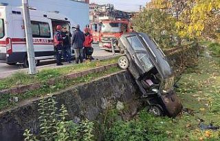 Otomobil su kanalına uçtu
