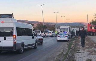 Otomobil tıra çarptı: 1 yaralı