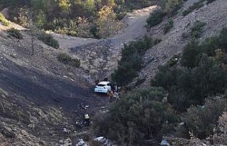 Otomobil uçuruma yuvarlandı: 2 yaralı