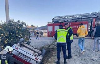 Otomobilde sıkışan sürücüyü itfaiye ekipleri...