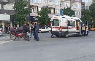 Otomobilin çarptığı motosiklet sürücüsü yaralandı