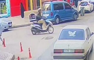 Otomobilin çarptığı motosikletli mağazaya daldı...