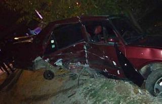 Otomobille çarpışan araç bir evin bahçesine girdi:...