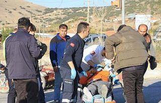 Otomobille çarpışan motosikletteki 2 genç yaralandı