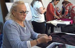 (Özel) Bursa’da kadınlar hem meslek öğreniyor,...
