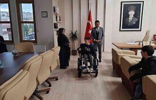 Özel eğitim öğrencisi akülü tekerlekli sandalyesine...