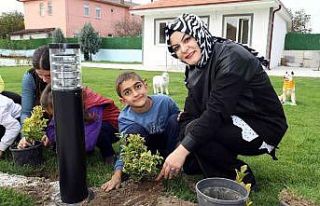 Özel gereksinimli çocuklar fidanları toprakla buluşturdu