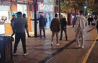 (ÖZEL) Köpeğe tekme atan şahsa meydan dayağı