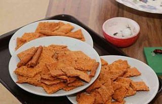 Özel öğrenciler kendi pişirdikleri tarhana cipsini...