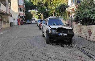 Park halindeki araç bir anda alev aldı