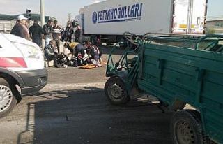 Patpatla otomobilin çarpıştığı kazada 2 kişi...